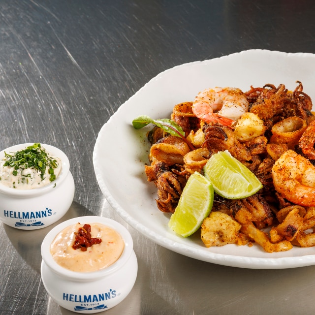 Fritto misto – smażone owoce morza z sosami chipotle i ranch Fritto misto – smażone owoce morza z sosami chipotle i ranch